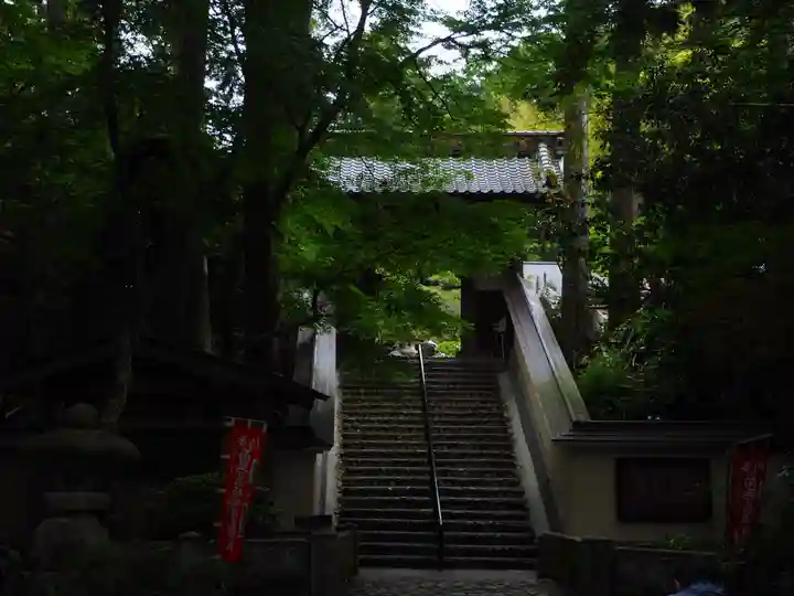 目の霊山 油山寺の山門・神門
