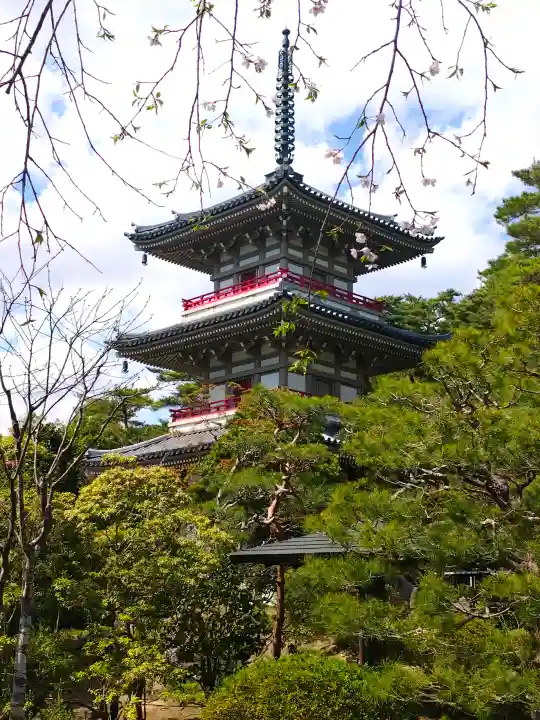 輪王寺の{uncategorized: "未分類", other: "その他", undefined: "問題あり", building: "その他建物", grave: "お墓", sacred_gate: "鳥居", guardian: "狛犬", statue: "像", buddha: "仏像", history: "歴史", nature: "自然", garden: "庭園", animal: "動物", pagoda: "塔", temizu: "手水舎", mountain_gate: "山門・神門", sanctuary: "本殿・本堂", subordinate: "末社・摂社", art: "芸術", scenery: "景色", jizo: "地蔵", ema: "絵馬", goshuin: "御朱印", omikuji: "おみくじ", items: "授与品その他", amulet: "お守り", goshuincho: "御朱印帳", eats: "食事", festival: "お祭り", votive_dance: "神楽", shichigosan: "七五三参", wedding: "結婚式", experience: "体験その他", initially: "初詣", around: "周辺", anti_infection: "感染症対策"}