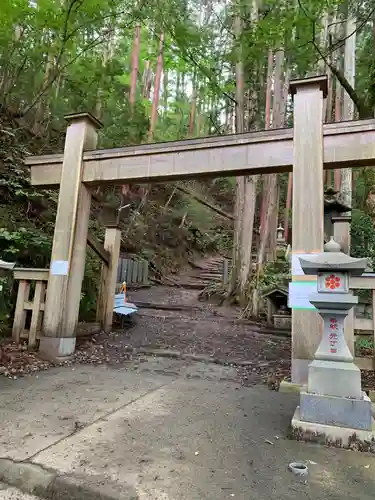 七面山敬慎院の山門