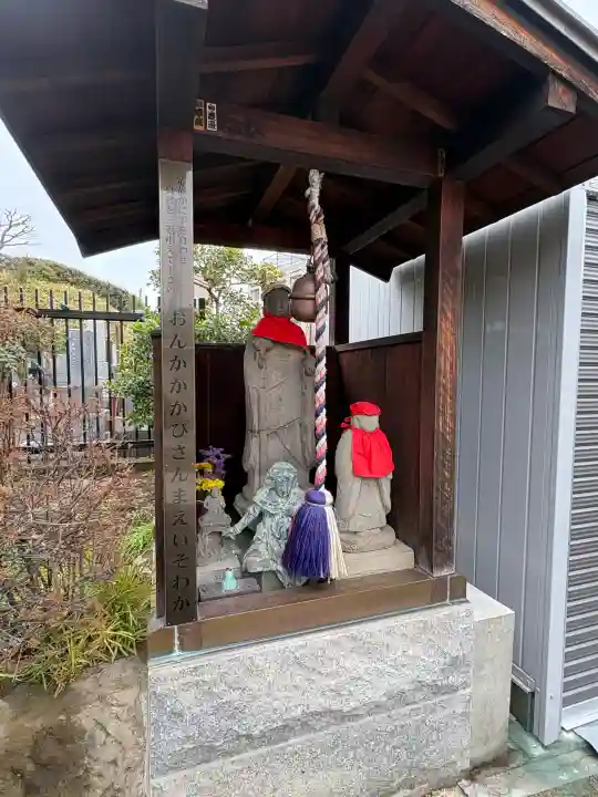 龍泉院の{uncategorized: "未分類", other: "その他", undefined: "問題あり", building: "その他建物", grave: "お墓", sacred_gate: "鳥居", guardian: "狛犬", statue: "像", buddha: "仏像", history: "歴史", nature: "自然", garden: "庭園", animal: "動物", pagoda: "塔", temizu: "手水舎", mountain_gate: "山門・神門", sanctuary: "本殿・本堂", subordinate: "末社・摂社", art: "芸術", scenery: "景色", jizo: "地蔵", ema: "絵馬", goshuin: "御朱印", omikuji: "おみくじ", items: "授与品その他", amulet: "お守り", goshuincho: "御朱印帳", eats: "食事", festival: "お祭り", votive_dance: "神楽", shichigosan: "七五三参", wedding: "結婚式", experience: "体験その他", initially: "初詣", around: "周辺", anti_infection: "感染症対策"}