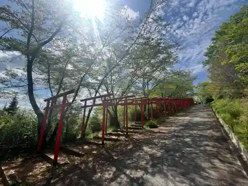 丸高稲荷神社の{uncategorized: "未分類", other: "その他", undefined: "問題あり", building: "その他建物", grave: "お墓", sacred_gate: "鳥居", guardian: "狛犬", statue: "像", buddha: "仏像", history: "歴史", nature: "自然", garden: "庭園", animal: "動物", pagoda: "塔", temizu: "手水舎", mountain_gate: "山門・神門", sanctuary: "本殿・本堂", subordinate: "末社・摂社", art: "芸術", scenery: "景色", jizo: "地蔵", ema: "絵馬", goshuin: "御朱印", omikuji: "おみくじ", items: "授与品その他", amulet: "お守り", goshuincho: "御朱印帳", eats: "食事", festival: "お祭り", votive_dance: "神楽", shichigosan: "七五三参", wedding: "結婚式", experience: "体験その他", initially: "初詣", around: "周辺", anti_infection: "感染症対策"}