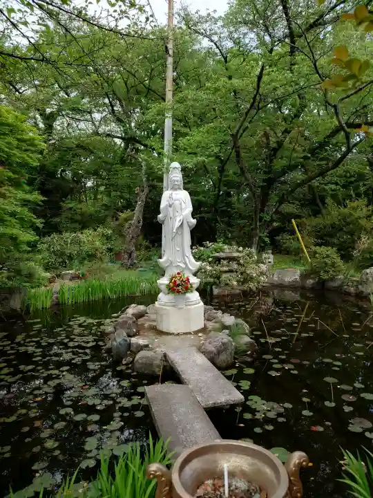 徳林寺の{uncategorized: "未分類", other: "その他", undefined: "問題あり", building: "その他建物", grave: "お墓", sacred_gate: "鳥居", guardian: "狛犬", statue: "像", buddha: "仏像", history: "歴史", nature: "自然", garden: "庭園", animal: "動物", pagoda: "塔", temizu: "手水舎", mountain_gate: "山門・神門", sanctuary: "本殿・本堂", subordinate: "末社・摂社", art: "芸術", scenery: "景色", jizo: "地蔵", ema: "絵馬", goshuin: "御朱印", omikuji: "おみくじ", items: "授与品その他", amulet: "お守り", goshuincho: "御朱印帳", eats: "食事", festival: "お祭り", votive_dance: "神楽", shichigosan: "七五三参", wedding: "結婚式", experience: "体験その他", initially: "初詣", around: "周辺", anti_infection: "感染症対策"}