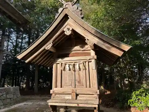 六所神社の{uncategorized: "未分類", other: "その他", undefined: "問題あり", building: "その他建物", grave: "お墓", sacred_gate: "鳥居", guardian: "狛犬", statue: "像", buddha: "仏像", history: "歴史", nature: "自然", garden: "庭園", animal: "動物", pagoda: "塔", temizu: "手水舎", mountain_gate: "山門・神門", sanctuary: "本殿・本堂", subordinate: "末社・摂社", art: "芸術", scenery: "景色", jizo: "地蔵", ema: "絵馬", goshuin: "御朱印", omikuji: "おみくじ", items: "授与品その他", amulet: "お守り", goshuincho: "御朱印帳", eats: "食事", festival: "お祭り", votive_dance: "神楽", shichigosan: "七五三参", wedding: "結婚式", experience: "体験その他", initially: "初詣", around: "周辺", anti_infection: "感染症対策"}