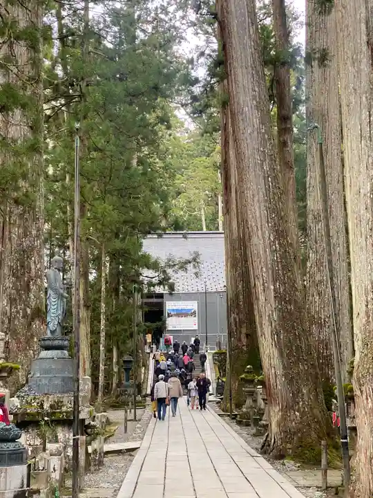 高野山金剛峯寺奥の院(和歌山県)