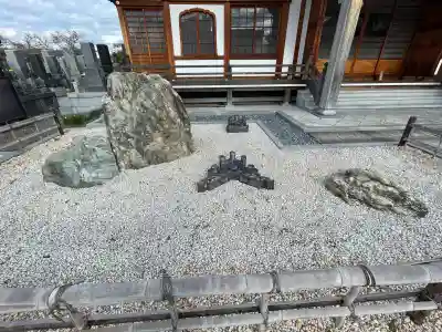 少林寺の{uncategorized: "未分類", other: "その他", undefined: "問題あり", building: "その他建物", grave: "お墓", sacred_gate: "鳥居", guardian: "狛犬", statue: "像", buddha: "仏像", history: "歴史", nature: "自然", garden: "庭園", animal: "動物", pagoda: "塔", temizu: "手水舎", mountain_gate: "山門・神門", sanctuary: "本殿・本堂", subordinate: "末社・摂社", art: "芸術", scenery: "景色", jizo: "地蔵", ema: "絵馬", goshuin: "御朱印", omikuji: "おみくじ", items: "授与品その他", amulet: "お守り", goshuincho: "御朱印帳", eats: "食事", festival: "お祭り", votive_dance: "神楽", shichigosan: "七五三参", wedding: "結婚式", experience: "体験その他", initially: "初詣", around: "周辺", anti_infection: "感染症対策"}