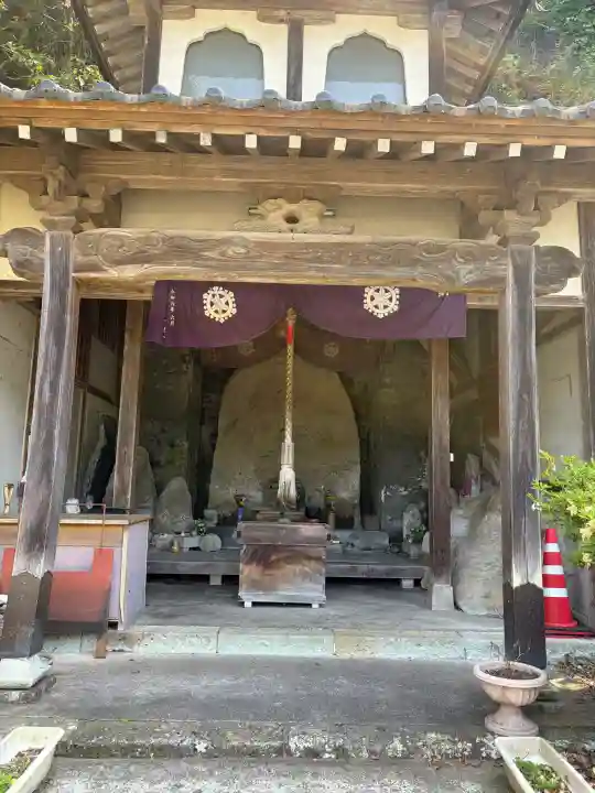 波切不動明王堂の{uncategorized: "未分類", other: "その他", undefined: "問題あり", building: "その他建物", grave: "お墓", sacred_gate: "鳥居", guardian: "狛犬", statue: "像", buddha: "仏像", history: "歴史", nature: "自然", garden: "庭園", animal: "動物", pagoda: "塔", temizu: "手水舎", mountain_gate: "山門・神門", sanctuary: "本殿・本堂", subordinate: "末社・摂社", art: "芸術", scenery: "景色", jizo: "地蔵", ema: "絵馬", goshuin: "御朱印", omikuji: "おみくじ", items: "授与品その他", amulet: "お守り", goshuincho: "御朱印帳", eats: "食事", festival: "お祭り", votive_dance: "神楽", shichigosan: "七五三参", wedding: "結婚式", experience: "体験その他", initially: "初詣", around: "周辺", anti_infection: "感染症対策"}