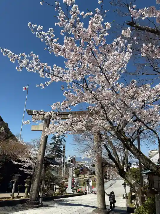 伊奈波神社の{uncategorized: "未分類", other: "その他", undefined: "問題あり", building: "その他建物", grave: "お墓", sacred_gate: "鳥居", guardian: "狛犬", statue: "像", buddha: "仏像", history: "歴史", nature: "自然", garden: "庭園", animal: "動物", pagoda: "塔", temizu: "手水舎", mountain_gate: "山門・神門", sanctuary: "本殿・本堂", subordinate: "末社・摂社", art: "芸術", scenery: "景色", jizo: "地蔵", ema: "絵馬", goshuin: "御朱印", omikuji: "おみくじ", items: "授与品その他", amulet: "お守り", goshuincho: "御朱印帳", eats: "食事", festival: "お祭り", votive_dance: "神楽", shichigosan: "七五三参", wedding: "結婚式", experience: "体験その他", initially: "初詣", around: "周辺", anti_infection: "感染症対策"}
