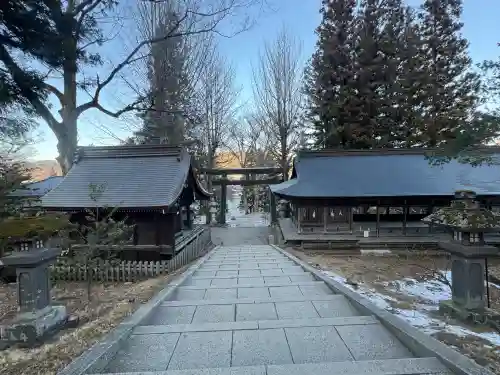 諏訪大社上社前宮の{uncategorized: "未分類", other: "その他", undefined: "問題あり", building: "その他建物", grave: "お墓", sacred_gate: "鳥居", guardian: "狛犬", statue: "像", buddha: "仏像", history: "歴史", nature: "自然", garden: "庭園", animal: "動物", pagoda: "塔", temizu: "手水舎", mountain_gate: "山門・神門", sanctuary: "本殿・本堂", subordinate: "末社・摂社", art: "芸術", scenery: "景色", jizo: "地蔵", ema: "絵馬", goshuin: "御朱印", omikuji: "おみくじ", items: "授与品その他", amulet: "お守り", goshuincho: "御朱印帳", eats: "食事", festival: "お祭り", votive_dance: "神楽", shichigosan: "七五三参", wedding: "結婚式", experience: "体験その他", initially: "初詣", around: "周辺", anti_infection: "感染症対策"}