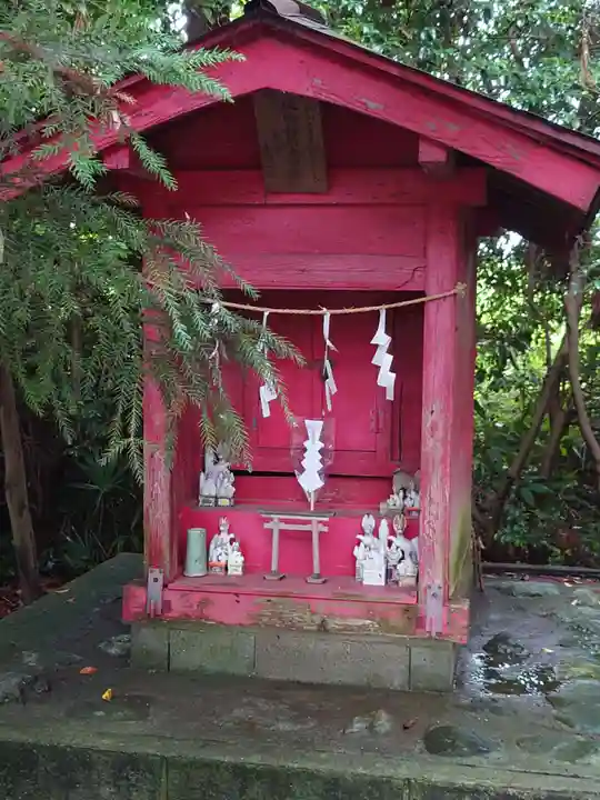 三軒地稲荷神社の末社・摂社