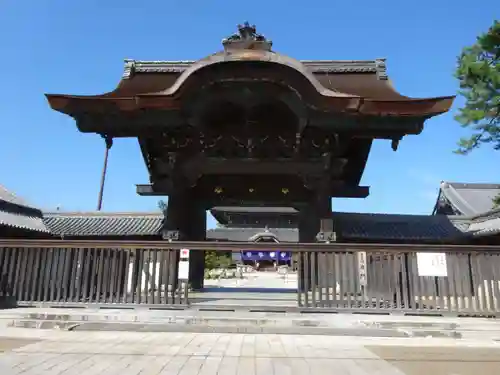 本山専修寺の山門