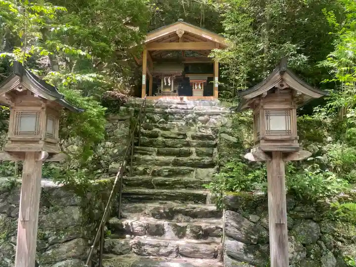 丹生川上神社(中社)の{uncategorized: "未分類", other: "その他", undefined: "問題あり", building: "その他建物", grave: "お墓", sacred_gate: "鳥居", guardian: "狛犬", statue: "像", buddha: "仏像", history: "歴史", nature: "自然", garden: "庭園", animal: "動物", pagoda: "塔", temizu: "手水舎", mountain_gate: "山門・神門", sanctuary: "本殿・本堂", subordinate: "末社・摂社", art: "芸術", scenery: "景色", jizo: "地蔵", ema: "絵馬", goshuin: "御朱印", omikuji: "おみくじ", items: "授与品その他", amulet: "お守り", goshuincho: "御朱印帳", eats: "食事", festival: "お祭り", votive_dance: "神楽", shichigosan: "七五三参", wedding: "結婚式", experience: "体験その他", initially: "初詣", around: "周辺", anti_infection: "感染症対策"}