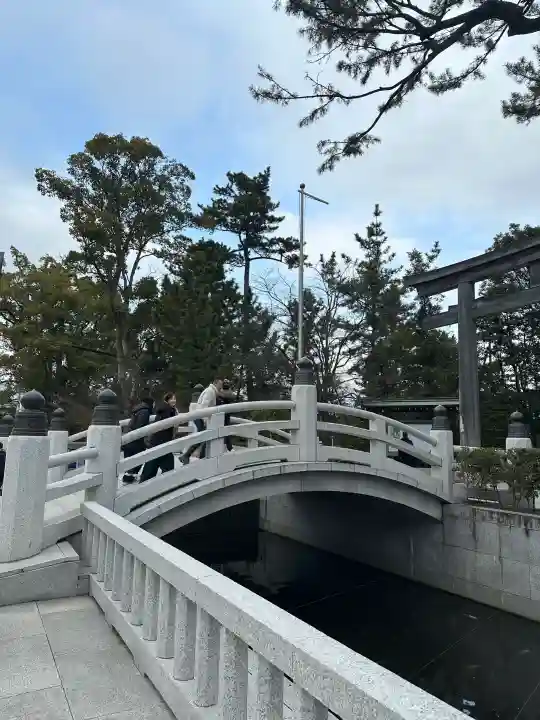 寒川神社の{uncategorized: "未分類", other: "その他", undefined: "問題あり", building: "その他建物", grave: "お墓", sacred_gate: "鳥居", guardian: "狛犬", statue: "像", buddha: "仏像", history: "歴史", nature: "自然", garden: "庭園", animal: "動物", pagoda: "塔", temizu: "手水舎", mountain_gate: "山門・神門", sanctuary: "本殿・本堂", subordinate: "末社・摂社", art: "芸術", scenery: "景色", jizo: "地蔵", ema: "絵馬", goshuin: "御朱印", omikuji: "おみくじ", items: "授与品その他", amulet: "お守り", goshuincho: "御朱印帳", eats: "食事", festival: "お祭り", votive_dance: "神楽", shichigosan: "七五三参", wedding: "結婚式", experience: "体験その他", initially: "初詣", around: "周辺", anti_infection: "感染症対策"}