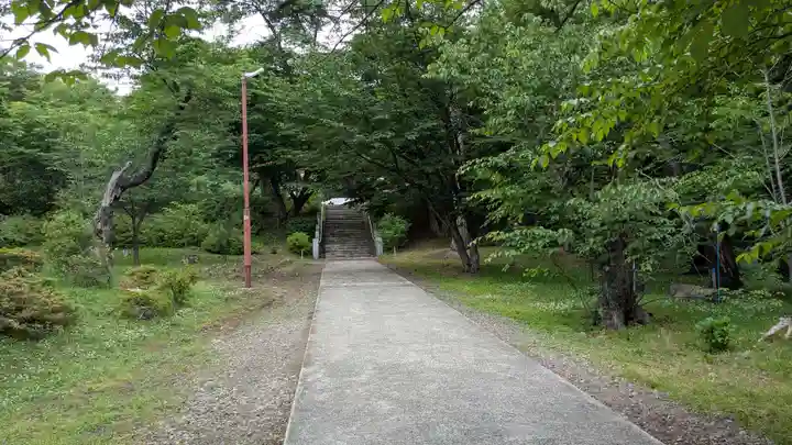 新得神社の庭園