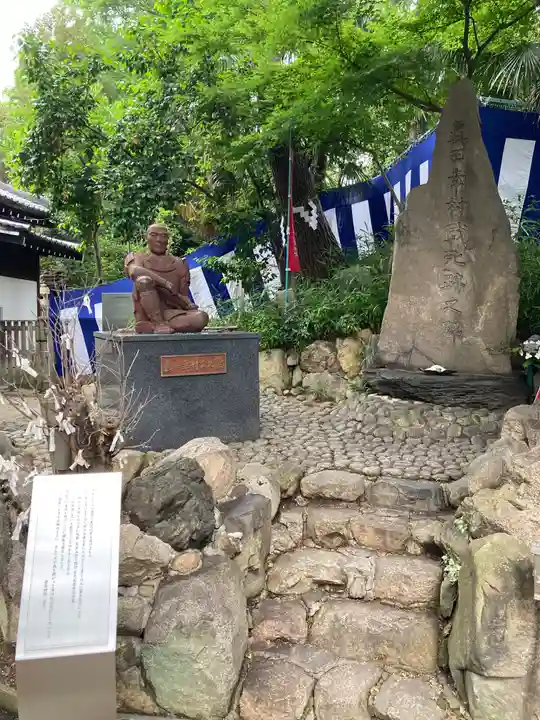 安居神社の像