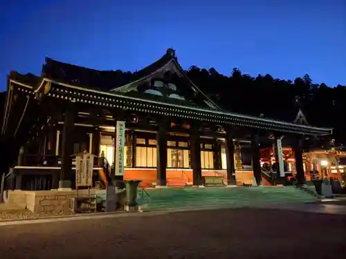 久遠寺の本殿・本堂