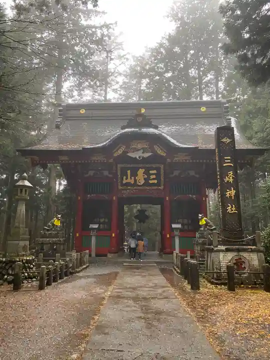 三峯神社の山門・神門