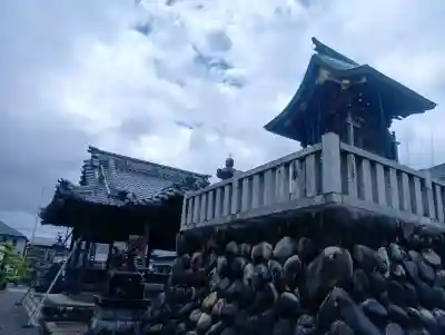 神明神社の{uncategorized: "未分類", other: "その他", undefined: "問題あり", building: "その他建物", grave: "お墓", sacred_gate: "鳥居", guardian: "狛犬", statue: "像", buddha: "仏像", history: "歴史", nature: "自然", garden: "庭園", animal: "動物", pagoda: "塔", temizu: "手水舎", mountain_gate: "山門・神門", sanctuary: "本殿・本堂", subordinate: "末社・摂社", art: "芸術", scenery: "景色", jizo: "地蔵", ema: "絵馬", goshuin: "御朱印", omikuji: "おみくじ", items: "授与品その他", amulet: "お守り", goshuincho: "御朱印帳", eats: "食事", festival: "お祭り", votive_dance: "神楽", shichigosan: "七五三参", wedding: "結婚式", experience: "体験その他", initially: "初詣", around: "周辺", anti_infection: "感染症対策"}