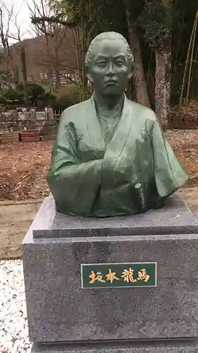 象山神社の像