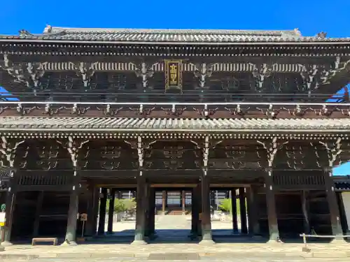 本山専修寺の山門