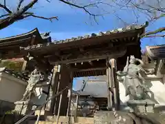 珊瑚寺の山門