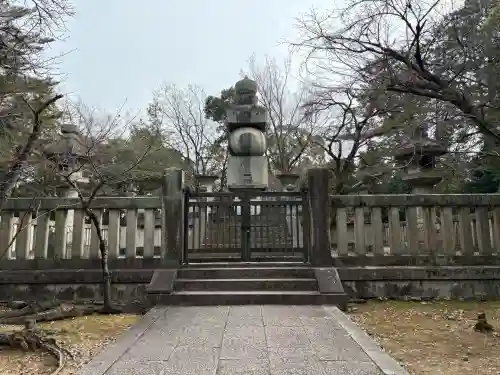 豊国廟（豊国神社飛地境内）の{uncategorized: "未分類", other: "その他", undefined: "問題あり", building: "その他建物", grave: "お墓", sacred_gate: "鳥居", guardian: "狛犬", statue: "像", buddha: "仏像", history: "歴史", nature: "自然", garden: "庭園", animal: "動物", pagoda: "塔", temizu: "手水舎", mountain_gate: "山門・神門", sanctuary: "本殿・本堂", subordinate: "末社・摂社", art: "芸術", scenery: "景色", jizo: "地蔵", ema: "絵馬", goshuin: "御朱印", omikuji: "おみくじ", items: "授与品その他", amulet: "お守り", goshuincho: "御朱印帳", eats: "食事", festival: "お祭り", votive_dance: "神楽", shichigosan: "七五三参", wedding: "結婚式", experience: "体験その他", initially: "初詣", around: "周辺", anti_infection: "感染症対策"}