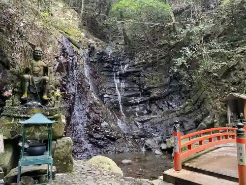 大本山七宝瀧寺の{uncategorized: "未分類", other: "その他", undefined: "問題あり", building: "その他建物", grave: "お墓", sacred_gate: "鳥居", guardian: "狛犬", statue: "像", buddha: "仏像", history: "歴史", nature: "自然", garden: "庭園", animal: "動物", pagoda: "塔", temizu: "手水舎", mountain_gate: "山門・神門", sanctuary: "本殿・本堂", subordinate: "末社・摂社", art: "芸術", scenery: "景色", jizo: "地蔵", ema: "絵馬", goshuin: "御朱印", omikuji: "おみくじ", items: "授与品その他", amulet: "お守り", goshuincho: "御朱印帳", eats: "食事", festival: "お祭り", votive_dance: "神楽", shichigosan: "七五三参", wedding: "結婚式", experience: "体験その他", initially: "初詣", around: "周辺", anti_infection: "感染症対策"}