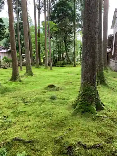 日用神社の庭園