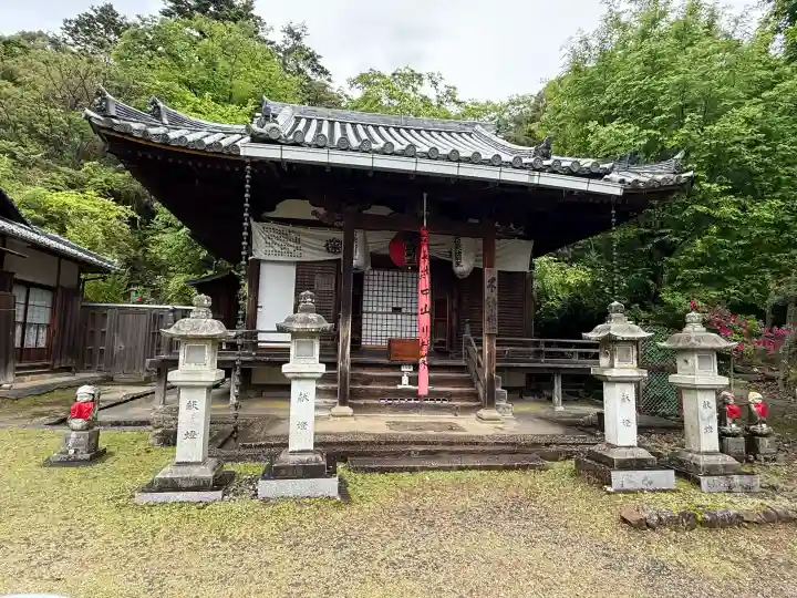 東大寺 不動堂の{uncategorized: "未分類", other: "その他", undefined: "問題あり", building: "その他建物", grave: "お墓", sacred_gate: "鳥居", guardian: "狛犬", statue: "像", buddha: "仏像", history: "歴史", nature: "自然", garden: "庭園", animal: "動物", pagoda: "塔", temizu: "手水舎", mountain_gate: "山門・神門", sanctuary: "本殿・本堂", subordinate: "末社・摂社", art: "芸術", scenery: "景色", jizo: "地蔵", ema: "絵馬", goshuin: "御朱印", omikuji: "おみくじ", items: "授与品その他", amulet: "お守り", goshuincho: "御朱印帳", eats: "食事", festival: "お祭り", votive_dance: "神楽", shichigosan: "七五三参", wedding: "結婚式", experience: "体験その他", initially: "初詣", around: "周辺", anti_infection: "感染症対策"}