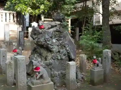 駒込稲荷神社の{uncategorized: "未分類", other: "その他", undefined: "問題あり", building: "その他建物", grave: "お墓", sacred_gate: "鳥居", guardian: "狛犬", statue: "像", buddha: "仏像", history: "歴史", nature: "自然", garden: "庭園", animal: "動物", pagoda: "塔", temizu: "手水舎", mountain_gate: "山門・神門", sanctuary: "本殿・本堂", subordinate: "末社・摂社", art: "芸術", scenery: "景色", jizo: "地蔵", ema: "絵馬", goshuin: "御朱印", omikuji: "おみくじ", items: "授与品その他", amulet: "お守り", goshuincho: "御朱印帳", eats: "食事", festival: "お祭り", votive_dance: "神楽", shichigosan: "七五三参", wedding: "結婚式", experience: "体験その他", initially: "初詣", around: "周辺", anti_infection: "感染症対策"}