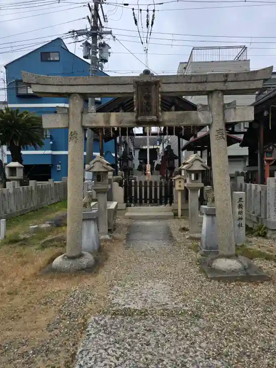 都留弥神社の{uncategorized: "未分類", other: "その他", undefined: "問題あり", building: "その他建物", grave: "お墓", sacred_gate: "鳥居", guardian: "狛犬", statue: "像", buddha: "仏像", history: "歴史", nature: "自然", garden: "庭園", animal: "動物", pagoda: "塔", temizu: "手水舎", mountain_gate: "山門・神門", sanctuary: "本殿・本堂", subordinate: "末社・摂社", art: "芸術", scenery: "景色", jizo: "地蔵", ema: "絵馬", goshuin: "御朱印", omikuji: "おみくじ", items: "授与品その他", amulet: "お守り", goshuincho: "御朱印帳", eats: "食事", festival: "お祭り", votive_dance: "神楽", shichigosan: "七五三参", wedding: "結婚式", experience: "体験その他", initially: "初詣", around: "周辺", anti_infection: "感染症対策"}