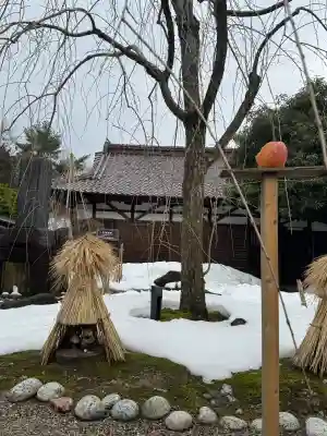 荘内神社の{uncategorized: "未分類", other: "その他", undefined: "問題あり", building: "その他建物", grave: "お墓", sacred_gate: "鳥居", guardian: "狛犬", statue: "像", buddha: "仏像", history: "歴史", nature: "自然", garden: "庭園", animal: "動物", pagoda: "塔", temizu: "手水舎", mountain_gate: "山門・神門", sanctuary: "本殿・本堂", subordinate: "末社・摂社", art: "芸術", scenery: "景色", jizo: "地蔵", ema: "絵馬", goshuin: "御朱印", omikuji: "おみくじ", items: "授与品その他", amulet: "お守り", goshuincho: "御朱印帳", eats: "食事", festival: "お祭り", votive_dance: "神楽", shichigosan: "七五三参", wedding: "結婚式", experience: "体験その他", initially: "初詣", around: "周辺", anti_infection: "感染症対策"}