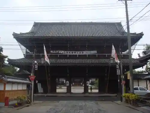 本山専修寺の山門・神門