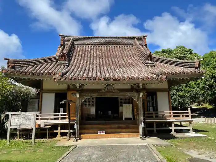 金武観音寺の本殿