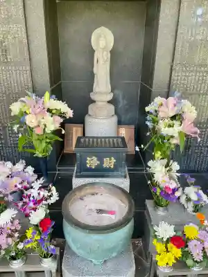 明治寺の{uncategorized: "未分類", other: "その他", undefined: "問題あり", building: "その他建物", grave: "お墓", sacred_gate: "鳥居", guardian: "狛犬", statue: "像", buddha: "仏像", history: "歴史", nature: "自然", garden: "庭園", animal: "動物", pagoda: "塔", temizu: "手水舎", mountain_gate: "山門・神門", sanctuary: "本殿・本堂", subordinate: "末社・摂社", art: "芸術", scenery: "景色", jizo: "地蔵", ema: "絵馬", goshuin: "御朱印", omikuji: "おみくじ", items: "授与品その他", amulet: "お守り", goshuincho: "御朱印帳", eats: "食事", festival: "お祭り", votive_dance: "神楽", shichigosan: "七五三参", wedding: "結婚式", experience: "体験その他", initially: "初詣", around: "周辺", anti_infection: "感染症対策"}