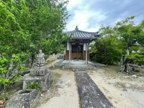 西蓮寺の{uncategorized: "未分類", other: "その他", undefined: "問題あり", building: "その他建物", grave: "お墓", sacred_gate: "鳥居", guardian: "狛犬", statue: "像", buddha: "仏像", history: "歴史", nature: "自然", garden: "庭園", animal: "動物", pagoda: "塔", temizu: "手水舎", mountain_gate: "山門・神門", sanctuary: "本殿・本堂", subordinate: "末社・摂社", art: "芸術", scenery: "景色", jizo: "地蔵", ema: "絵馬", goshuin: "御朱印", omikuji: "おみくじ", items: "授与品その他", amulet: "お守り", goshuincho: "御朱印帳", eats: "食事", festival: "お祭り", votive_dance: "神楽", shichigosan: "七五三参", wedding: "結婚式", experience: "体験その他", initially: "初詣", around: "周辺", anti_infection: "感染症対策"}