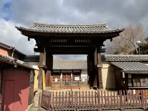 新薬師寺の山門