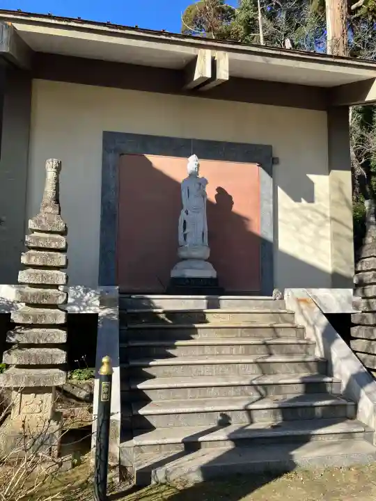 楽法寺(雨引観音)の{uncategorized: "未分類", other: "その他", undefined: "問題あり", building: "その他建物", grave: "お墓", sacred_gate: "鳥居", guardian: "狛犬", statue: "像", buddha: "仏像", history: "歴史", nature: "自然", garden: "庭園", animal: "動物", pagoda: "塔", temizu: "手水舎", mountain_gate: "山門・神門", sanctuary: "本殿・本堂", subordinate: "末社・摂社", art: "芸術", scenery: "景色", jizo: "地蔵", ema: "絵馬", goshuin: "御朱印", omikuji: "おみくじ", items: "授与品その他", amulet: "お守り", goshuincho: "御朱印帳", eats: "食事", festival: "お祭り", votive_dance: "神楽", shichigosan: "七五三参", wedding: "結婚式", experience: "体験その他", initially: "初詣", around: "周辺", anti_infection: "感染症対策"}