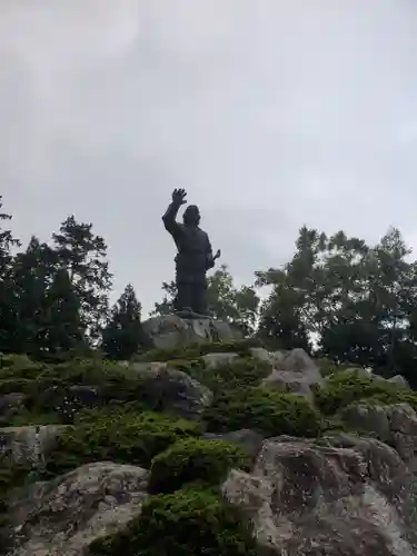 三峯神社の像