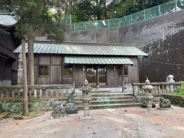 諏訪大神社の{uncategorized: "未分類", other: "その他", undefined: "問題あり", building: "その他建物", grave: "お墓", sacred_gate: "鳥居", guardian: "狛犬", statue: "像", buddha: "仏像", history: "歴史", nature: "自然", garden: "庭園", animal: "動物", pagoda: "塔", temizu: "手水舎", mountain_gate: "山門・神門", sanctuary: "本殿・本堂", subordinate: "末社・摂社", art: "芸術", scenery: "景色", jizo: "地蔵", ema: "絵馬", goshuin: "御朱印", omikuji: "おみくじ", items: "授与品その他", amulet: "お守り", goshuincho: "御朱印帳", eats: "食事", festival: "お祭り", votive_dance: "神楽", shichigosan: "七五三参", wedding: "結婚式", experience: "体験その他", initially: "初詣", around: "周辺", anti_infection: "感染症対策"}