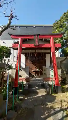 第六天稲荷社の{uncategorized: "未分類", other: "その他", undefined: "問題あり", building: "その他建物", grave: "お墓", sacred_gate: "鳥居", guardian: "狛犬", statue: "像", buddha: "仏像", history: "歴史", nature: "自然", garden: "庭園", animal: "動物", pagoda: "塔", temizu: "手水舎", mountain_gate: "山門・神門", sanctuary: "本殿・本堂", subordinate: "末社・摂社", art: "芸術", scenery: "景色", jizo: "地蔵", ema: "絵馬", goshuin: "御朱印", omikuji: "おみくじ", items: "授与品その他", amulet: "お守り", goshuincho: "御朱印帳", eats: "食事", festival: "お祭り", votive_dance: "神楽", shichigosan: "七五三参", wedding: "結婚式", experience: "体験その他", initially: "初詣", around: "周辺", anti_infection: "感染症対策"}