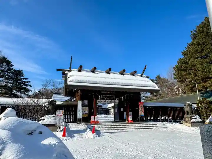 札幌護國神社の山門・神門