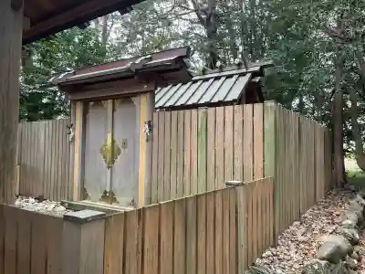 上長屋神社の{uncategorized: "未分類", other: "その他", undefined: "問題あり", building: "その他建物", grave: "お墓", sacred_gate: "鳥居", guardian: "狛犬", statue: "像", buddha: "仏像", history: "歴史", nature: "自然", garden: "庭園", animal: "動物", pagoda: "塔", temizu: "手水舎", mountain_gate: "山門・神門", sanctuary: "本殿・本堂", subordinate: "末社・摂社", art: "芸術", scenery: "景色", jizo: "地蔵", ema: "絵馬", goshuin: "御朱印", omikuji: "おみくじ", items: "授与品その他", amulet: "お守り", goshuincho: "御朱印帳", eats: "食事", festival: "お祭り", votive_dance: "神楽", shichigosan: "七五三参", wedding: "結婚式", experience: "体験その他", initially: "初詣", around: "周辺", anti_infection: "感染症対策"}