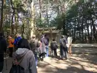 小社神社(皇大神宮末社)の{uncategorized: "未分類", other: "その他", undefined: "問題あり", building: "その他建物", grave: "お墓", sacred_gate: "鳥居", guardian: "狛犬", statue: "像", buddha: "仏像", history: "歴史", nature: "自然", garden: "庭園", animal: "動物", pagoda: "塔", temizu: "手水舎", mountain_gate: "山門・神門", sanctuary: "本殿・本堂", subordinate: "末社・摂社", art: "芸術", scenery: "景色", jizo: "地蔵", ema: "絵馬", goshuin: "御朱印", omikuji: "おみくじ", items: "授与品その他", amulet: "お守り", goshuincho: "御朱印帳", eats: "食事", festival: "お祭り", votive_dance: "神楽", shichigosan: "七五三参", wedding: "結婚式", experience: "体験その他", initially: "初詣", around: "周辺", anti_infection: "感染症対策"}