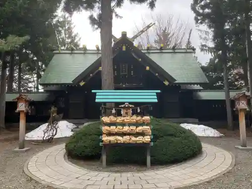 琴似神社の{uncategorized: "未分類", other: "その他", undefined: "問題あり", building: "その他建物", grave: "お墓", sacred_gate: "鳥居", guardian: "狛犬", statue: "像", buddha: "仏像", history: "歴史", nature: "自然", garden: "庭園", animal: "動物", pagoda: "塔", temizu: "手水舎", mountain_gate: "山門・神門", sanctuary: "本殿・本堂", subordinate: "末社・摂社", art: "芸術", scenery: "景色", jizo: "地蔵", ema: "絵馬", goshuin: "御朱印", omikuji: "おみくじ", items: "授与品その他", amulet: "お守り", goshuincho: "御朱印帳", eats: "食事", festival: "お祭り", votive_dance: "神楽", shichigosan: "七五三参", wedding: "結婚式", experience: "体験その他", initially: "初詣", around: "周辺", anti_infection: "感染症対策"}