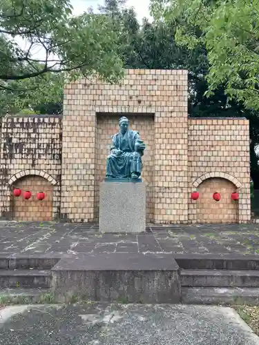 窯神神社の像