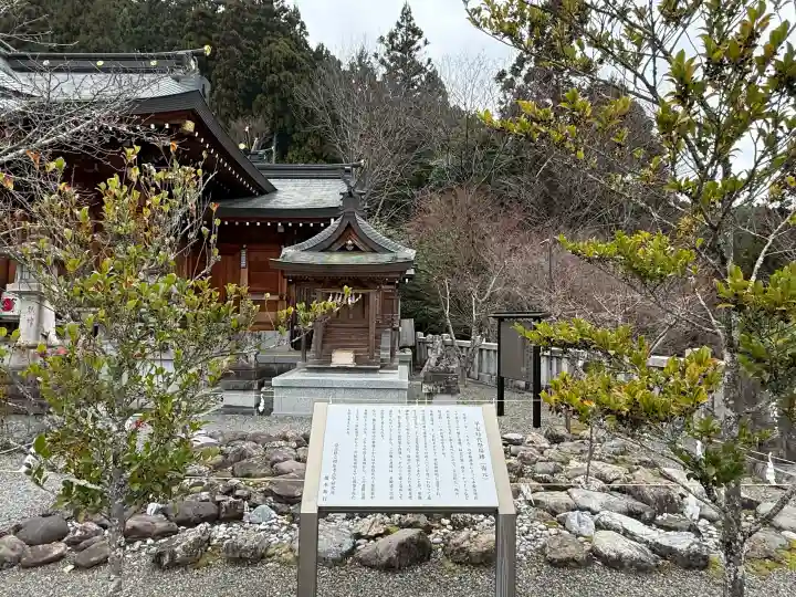 丹生川上神社(上社)の{uncategorized: "未分類", other: "その他", undefined: "問題あり", building: "その他建物", grave: "お墓", sacred_gate: "鳥居", guardian: "狛犬", statue: "像", buddha: "仏像", history: "歴史", nature: "自然", garden: "庭園", animal: "動物", pagoda: "塔", temizu: "手水舎", mountain_gate: "山門・神門", sanctuary: "本殿・本堂", subordinate: "末社・摂社", art: "芸術", scenery: "景色", jizo: "地蔵", ema: "絵馬", goshuin: "御朱印", omikuji: "おみくじ", items: "授与品その他", amulet: "お守り", goshuincho: "御朱印帳", eats: "食事", festival: "お祭り", votive_dance: "神楽", shichigosan: "七五三参", wedding: "結婚式", experience: "体験その他", initially: "初詣", around: "周辺", anti_infection: "感染症対策"}