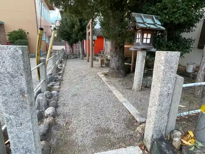 八幡神社(神社港)の{uncategorized: "未分類", other: "その他", undefined: "問題あり", building: "その他建物", grave: "お墓", sacred_gate: "鳥居", guardian: "狛犬", statue: "像", buddha: "仏像", history: "歴史", nature: "自然", garden: "庭園", animal: "動物", pagoda: "塔", temizu: "手水舎", mountain_gate: "山門・神門", sanctuary: "本殿・本堂", subordinate: "末社・摂社", art: "芸術", scenery: "景色", jizo: "地蔵", ema: "絵馬", goshuin: "御朱印", omikuji: "おみくじ", items: "授与品その他", amulet: "お守り", goshuincho: "御朱印帳", eats: "食事", festival: "お祭り", votive_dance: "神楽", shichigosan: "七五三参", wedding: "結婚式", experience: "体験その他", initially: "初詣", around: "周辺", anti_infection: "感染症対策"}