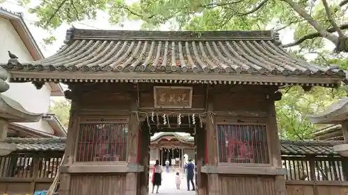 鳥飼八幡宮の山門