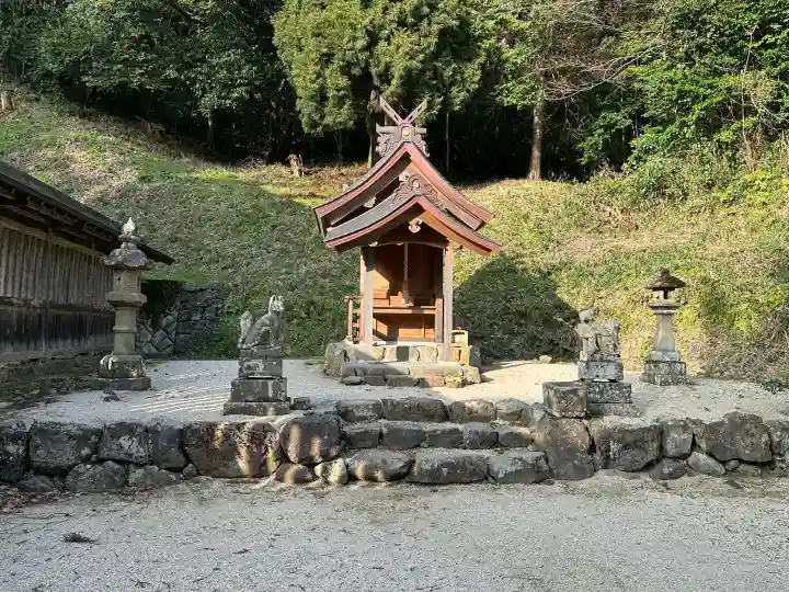 眞名井神社の{uncategorized: "未分類", other: "その他", undefined: "問題あり", building: "その他建物", grave: "お墓", sacred_gate: "鳥居", guardian: "狛犬", statue: "像", buddha: "仏像", history: "歴史", nature: "自然", garden: "庭園", animal: "動物", pagoda: "塔", temizu: "手水舎", mountain_gate: "山門・神門", sanctuary: "本殿・本堂", subordinate: "末社・摂社", art: "芸術", scenery: "景色", jizo: "地蔵", ema: "絵馬", goshuin: "御朱印", omikuji: "おみくじ", items: "授与品その他", amulet: "お守り", goshuincho: "御朱印帳", eats: "食事", festival: "お祭り", votive_dance: "神楽", shichigosan: "七五三参", wedding: "結婚式", experience: "体験その他", initially: "初詣", around: "周辺", anti_infection: "感染症対策"}