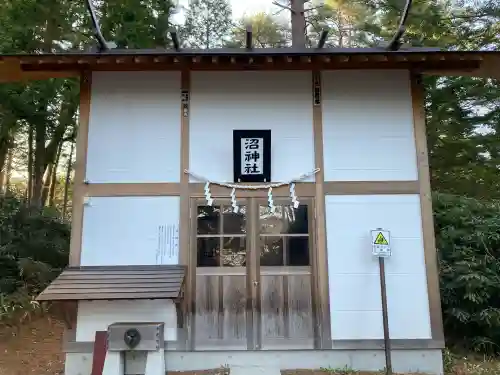 沼神社（白根神社境内社）の{uncategorized: "未分類", other: "その他", undefined: "問題あり", building: "その他建物", grave: "お墓", sacred_gate: "鳥居", guardian: "狛犬", statue: "像", buddha: "仏像", history: "歴史", nature: "自然", garden: "庭園", animal: "動物", pagoda: "塔", temizu: "手水舎", mountain_gate: "山門・神門", sanctuary: "本殿・本堂", subordinate: "末社・摂社", art: "芸術", scenery: "景色", jizo: "地蔵", ema: "絵馬", goshuin: "御朱印", omikuji: "おみくじ", items: "授与品その他", amulet: "お守り", goshuincho: "御朱印帳", eats: "食事", festival: "お祭り", votive_dance: "神楽", shichigosan: "七五三参", wedding: "結婚式", experience: "体験その他", initially: "初詣", around: "周辺", anti_infection: "感染症対策"}